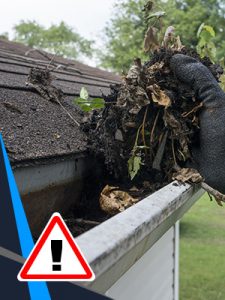 Des gouttières qui sont pleines de débris disent haut et clair que la toiture est due pour être changée.