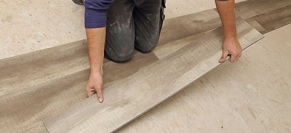 Étant donné tous les excellents revêtements de plancher offerts sur le marché, tenir compte de l’endroit où il sera installé est la première étape pour un choix judicieux ; vient ensuite le prix du recouvrement de plancher qui vous intéresse