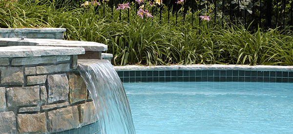 Une piscine avec jet d’eau ou une chute va rendre l’expérience intéressante.