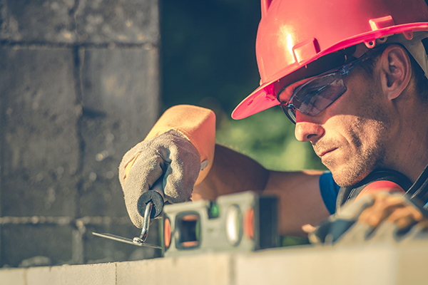 facteur-surveiller-prix-travaux-maconnerie-pose-brique