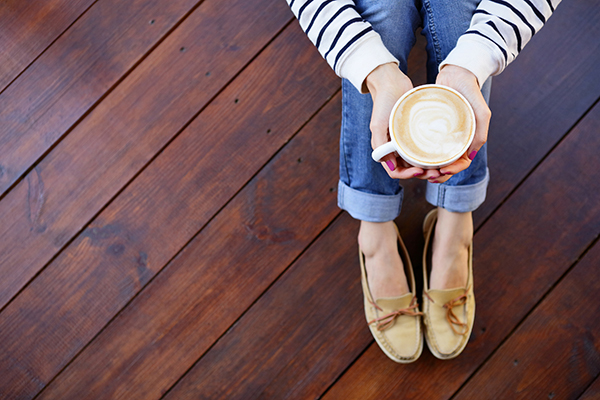 Comparer les prix et avantages des types de bois pour plancher